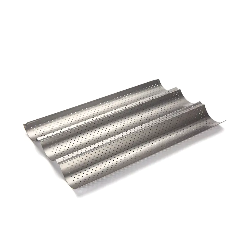 Die Qualität der Baguette-Backblechkruste beginnt mit der Perforation